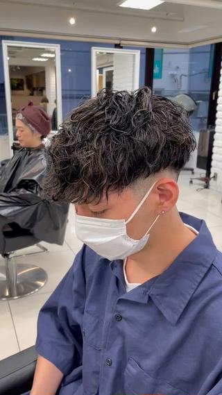 ショート カラー パーマ メンズ フェザーパーマ職人 🪶ryosukeのヘアスタイル