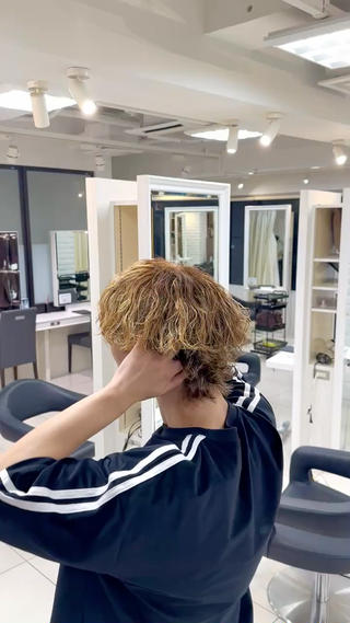 今話題沸騰中のサーフカール
ハイライトに周りは明るめブラウンで、緩めのスパイラル
抜け感のある質感でイメチェンにもお勧めです！

吉祥寺サーフカール
東京サーフカール 