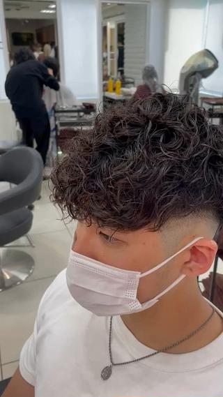 ショート パーマ メンズ フェザーパーマ職人 🪶ryosukeのヘアスタイル