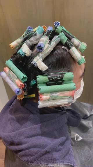 ミディアムマッシュ×スパイラル波パーマ

パーマ中 