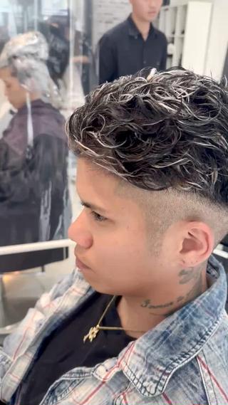 ショート パーマ メンズ 近江 直毅のヘアスタイル