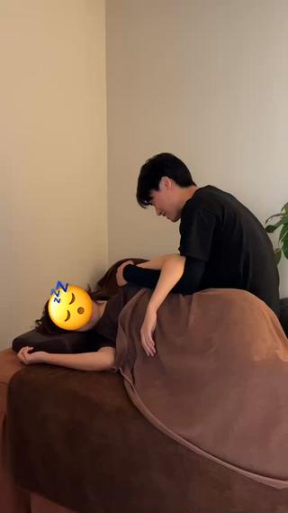 もみほぐしてもらうだけでも気持ちいいものですが、体の動きを出して筋肉にストレッチをかけるのも気持ちが良いです。
自分では動かしにくい部分を動かしていきます。
普段、胸側伸ばしてますか？デスクワークで前側に引っ張られているなら、逆に伸ばすことが効果的な場合もありますよ 