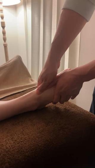 座りっぱなしで足が重だるい。。
足先からしっかり緩めていきましょう 