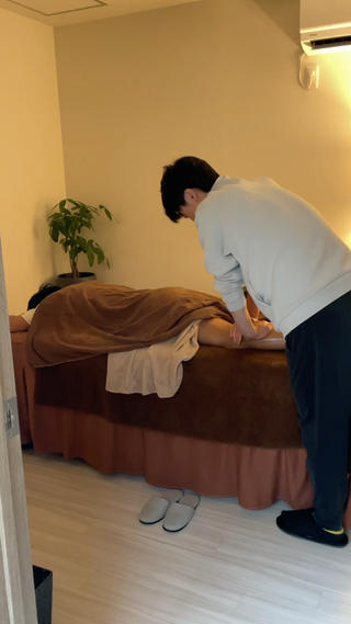 最近は男性もリラクゼーションやエステなどを利用する方が増えてきたとか。ふくらはぎがパンパンになるのは男女同じです笑
今まで全く行ったことなくて初めて来ました！とおっしゃる方もおられ、色んなサロンがある中でルーミを選んでくださり大変嬉しくおもいます
大きめのキッズスペースを併設しているので、遠方から来られる方も増えてきました
無料駐車場もありますので、ぜひお越しください！
整体+オイルが当店では人気になっております 