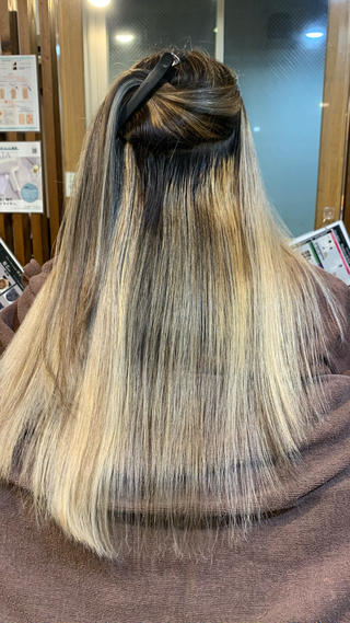 バレイヤージュ／balayage

ミニモでバレイヤージュお探しの方、安い料金で決めてませんか？？

バレイヤージュは本当に特殊な技術です
安易にお店を選んでしまうと大変なことになってしまいます。

この写真を見れば分かると思いますが、根本の方だけ黄色味が強かったり、場所によってはブリーチされてる割合も違いますね、、、、

もちろん僕は修正出来ます

ブリーチで傷まないとは言えないですが、回数を重ねればもちろんダメージは強くなります。


料金が11月から¥7000→¥10000に引き上げます。

今以上に責任を持って施術させて頂きます 