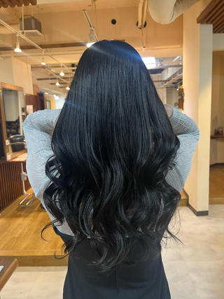 王道！黒髪ロング

巻いてもストレートでも合いますね

実はこの色、黒染めでは無いので、ブリーチする際に綺麗に落ちるんです 