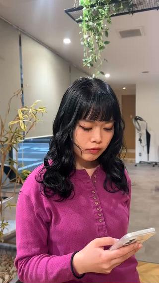 就職colorで黒髪（ ;  ; ）

もう髪色で遊べない、、、
そんな時はパーマ風スタイリングでオシャレに♩
黒髪パーマ風スタイリング

似合わせスタイリングも得意ですのでお待ちしております！ 