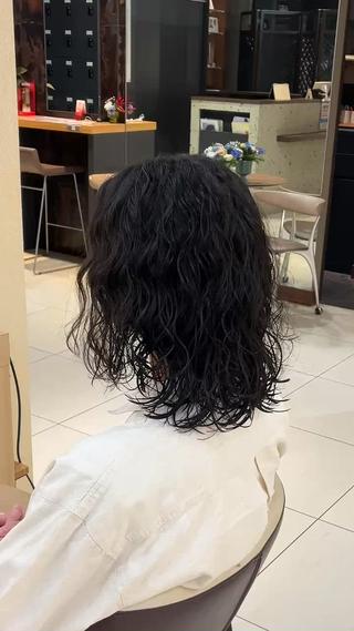 【メンズミディアム×スパイラルパーマ】

保存してカウンセリングにお使いください！

メンズミディアムにスパイラルパーマをMIXさせて雰囲気バチバチにしています！

スタイリングも時間がかからず簡単にセットできます！ 