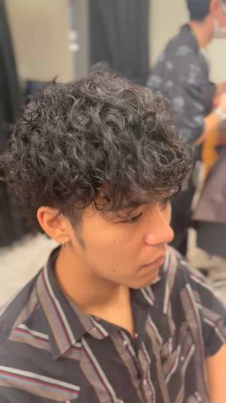 トレンドのシャドウパーマとスパイラルパーマを組み合わせたスタイルです！

パーマのことなら是非僕にお任せください 