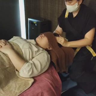 小顔整顔＆あたま調整
優しいタッチでゆっくりと頭の筋肉をほぐしていきます。
 