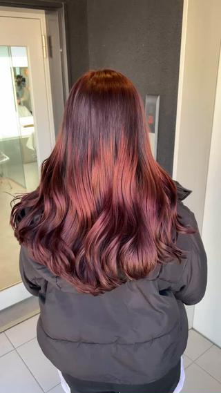 8トーンワインレッドカラー
巻き髪との相性抜群でグラマラスな雰囲気を出してくれます 