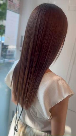 月に一度のペースで、シルバーコースのヘアケアを半年間継続して下さったお客様です。元々ごわついてボリュームも出やすい状態でしたが、見違えるほどまとまりやすく、艶も出るようになりました。これからもさらに艶髪を目指していかれたいとの事ですので、更に艶髪をお作りしてまいります。 
