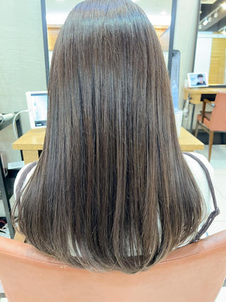 暗めのグレージュ 