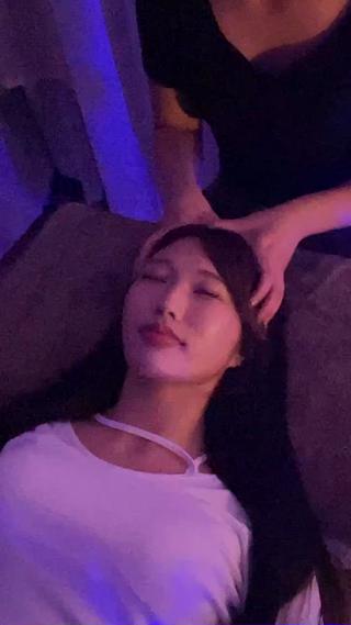 側頭部をじんわりと指圧し、ゆっくり緩めていくことで眼精疲労を和らげます。
さらに頭の過緊張を解放することで、頭が軽くなり、思考もクリアに感じられるはずです。

PCやスマホに囲まれた日常では、知らず知らずのうちに頭も硬くなりがち。
そのままにせず、週のどこかでリセットすることで翌日のパフォーマンスも変わります。

ただのリラクゼーションではなく、“整える時間”として取り入れてみませんか。
ご予約は平日のお仕事終わりの時間帯が人気ですので、お早めにどうぞ。 