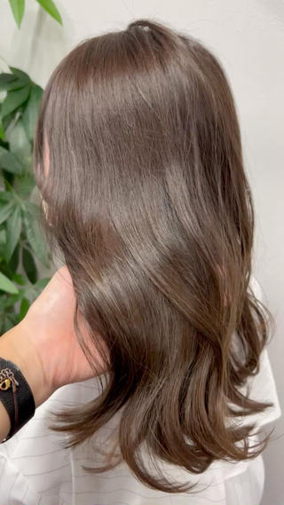 柔らかいベージュカラー
トリートメント付きでダメージレス！
カラー前より艶髪へ 