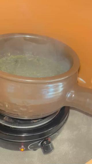 【よもぎ蒸し】
皆様はどのような印象をもちますか？ 「体が温まるらしい」「何かいいらしい」などなど。
そうなんです♡何かいいのです

女性のホルモン分泌をコントロールしてる場所は
脳の視床下部。
自律神経のコントロールしてる場所も視床下部。
女性ホルモンと自律神経のコントロール場所はすごく近いんですよね。

なので
女性ホルモンのバランスが乱れると連鎖して自律神経が乱れる。逆もしかり


よもぎ蒸しの香りシネオールがリラックスに導き
自律神経を整える。
温かさが子宮へダイレクトにつたわり内側から血流アップして女性ホルモンバランス整え活性化してくれます*゜

是非お試しあれ 