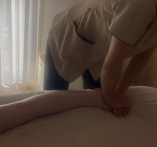 脚の浮腫撃退トリートメント´-
圧加減も仰ってくださいね。

脚の歪み、癖をみながら、お一人お一人、に合わせてトリートメントさせて頂きます。 