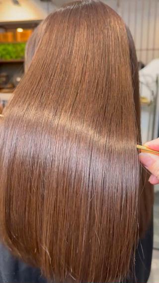 髪質改善トリートメントは、ダメージを受けた髪に栄養を補給し、健康な髪を取り戻す施術です。特にパサつき、ツヤの減少、まとまりにくさなどに悩む方におすすめです。髪の内部にアプローチして傷んだ部分を補修し、外部のダメージから守ります。豊富な栄養成分が髪に浸透し、しっとりとした触り心地と輝くようなツヤを実現します。髪質改善トリートメントは、個々の髪質や悩みに合わせて調合され、カスタマイズされたアプローチで効果を発揮します。施術後は、まるで新しい髪のように軽やかで健康的な仕上がりが期待できます。ダメージヘアのリフレッシュや日常のケアとして、髪質改善トリートメントは髪を美しく保つための強力な味方です。 