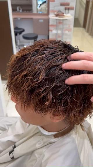 ブリーチ履歴のある髪でも、ダメージ軽減のケアパーマならしっかりとカール感の出るパーマかけれます️

 