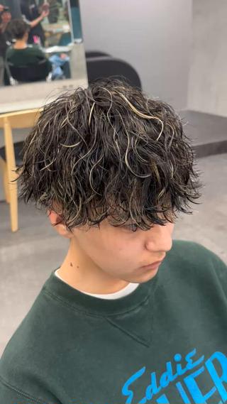 パーマは、今話題【⠀波巻きスパイラルパーマ 】や大人気の【⠀ツイストスパイラルパーマ 】  【⠀ニュアンスパーマ  】はもちろん、外国人の様なカーリーヘアーも大得意です！

また、薬の塗布の仕方や巻き方なども考え、お客様の髪の毛をダメージさせない工夫をしております！


カラーは、【 あなたのなりたい色⠀】を丁寧なカウンセリングから一緒に造り上げます！
また、自宅でのヘアケアなどもしっかりと説明させて頂きお家でも綺麗な髪、髪色を続けれるようにします！

楽しい雰囲気でお客様一人一人に合わせたスタイルからファッションまで何でもお任せ下さい


レディース、メンズ両方募集してます！

インスタにもリール動画載せてるので是非見て下さい！
︎yuto_naffy 