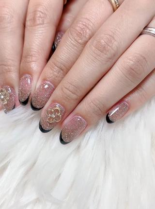 フラッシュ×フレンチネイル
パーツも良い
ネイルとってもお似合いでした