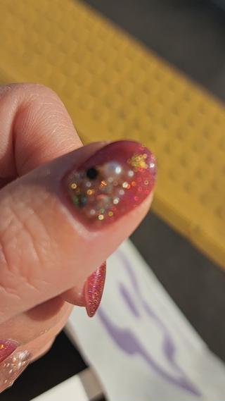 定額クリスマスネイル 4500円
当店のクリスマスネイルは日光にあたるとかなり輝きます★