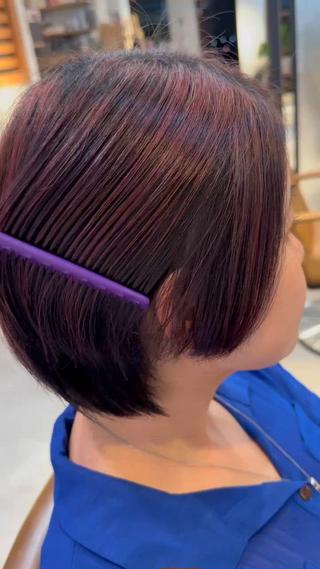 今流行りの
表面だけブリーチして、スタイリング剤をつけると
束感がでてとってもカワイイです

ダメージは気になるけど何かデザインを入れたい方に
おすすめです 