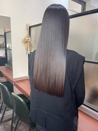 縮毛矯正による髪質髪質
ダメージを最小限に抑えぷるんとした手触りになります
普段のお手入れがとても楽になります♪ 