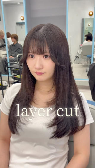 「顔周りや毛先のレイヤーで立体感・動きをプラス。重たく見えないのにまとまるシルエットが人気です！

巻き髪やストレートでも扱いやすく、簡単に垢抜けヘアが叶います♪」 
