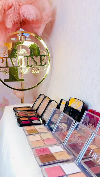 メイクはディオール、CHANELなど使っております！
韓国メイク、艶肌メイク、ナチュラルメイクなどお客様がかわいくきれいになれるメイクをご提案させていただきます！ 