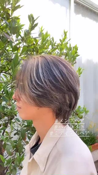 センターパートのハイライトスタイル。
センターパートでナチュラルだけど
ハイライトで動きのある印象に！
ノーセットでも軽やかな動きが出ます！

ハイライトや部分的なカラーも人気ですので
是非お試しください！

#メンズカット　#センターパート　#ハイライト
#ハイトーンカラー　#ブリーチ 