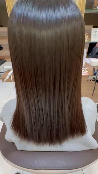 お客様のくせの種類、くせがある部分、髪質、施術履歴をしっかりと見極め、薬剤を使い分けて施術させていただきます！

ドライヤーをかけ毛先にオイルをつけさせてもらってます！

このまとまりとツヤ感です！ 