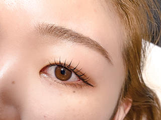 奥目、蒙古襞、末広二重さんのまつ毛デザイン

束感で魅惑的なお目元に 