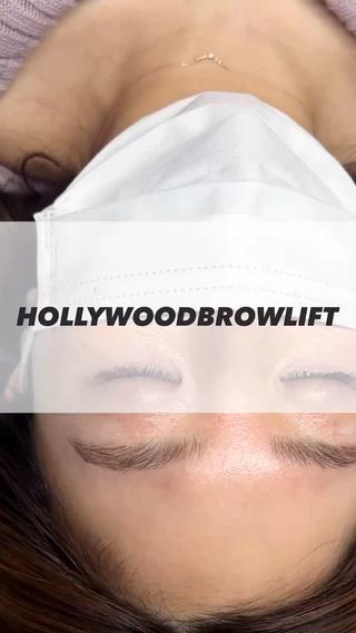 今話題のハリウッドブロウリフト

眉癖矯正＋眉毛WAXで整った綺麗な眉毛に
メイクも最小限で済むので、日頃のスタイリングが
ブラシ1本でキマります︎

 