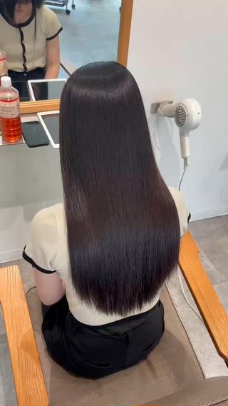動画は完全に乾かしたたげの仕上がりです。
アイロンも通さずオイルも付けていません！
.
・1人1人の髪質やダメージに合わせた薬剤選定
・固く伸ばしすぎないからこその柔らかく自然な仕上がり
・髪に必要な栄養成分を組み込みながらのこだわった施術
・その日だけの仕上がりだけじゃなくずっと続くツヤ髪
 