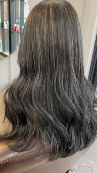 3Dハイライト

ベースは透明感抜群のダークグレージュで
嫌な黄色味を飛ばしつつ
ハイライト部分は少し青みに寄せて
色落ち過程で白っぽく長く通過するように
コントラストがすごく出るよう
調合させて頂きました！！


話題のケアブリーチで従来のBLEACHより
94％ダメージを軽減させながら、痛みを極力抑えるように
しっかり施術させて頂きました！



仕上げはゆる巻きで

屋内で撮影した時の画像です！

1番お安いクーポンご案内致します！

DMにて料金詳細お伝え致します⚐ﾞ

ご予約はホットペッパー又はお電話、DMより承っております！
お問い合わせのみでも可能ですので
是非1度ご連絡くださいませ

〒埼玉県さいたま市大宮区大門町2-86 田原ビル2F
☏�048-871-8337

#髪質改善#黒染め#ウルフカット#インナーカラー#エクステ#ヘアセット#ハイライト#ダブルカラー#イルミナカラー#縮毛矯正#カラー#ブリーチ#トリートメント#韓国#ヘッドスパ#学割U24#ケアブリーチ#バレイヤージュ#前髪#オージュア#カット#グラデーション#シールエクステ#髪質改善トリートメント#白髪#ブリーチ#大宮#埼玉#大宮ヘアセット#くびれ#大宮エクステ 