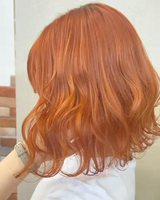 韓国アイドルみたいな
ペールオレンジ

メニュー
ブリーチカラー＋トリートメント

夏にオススメ！ペールオレンジジ！
暖色系が好き！周りと差をつけたい！
こなれ感を出したい方におすすめのスタイルです

仕上げはゆる〜いウェーブ巻きで

屋内で見た時の画像です。

1番お安いクーポンご案内致します！

DMにて料金詳細お伝え致します⚐ﾞ

ご予約はホットペッパー又はお電話、DMより承っております！
お問い合わせのみでも可能ですので
是非1度ご連絡くださいませ

〒埼玉県さいたま市大宮区大門町2-86 田原ビル2F
☏048-871-8337

#髪質改善#黒染め#ウルフカット#インナーカラー#エクステ#ヘアセット#ハイライト#ダブルカラー#イルミナカラー#縮毛矯正#カラー#ブリーチ#トリートメント#韓国#ヘッドスパ#学割U24#ケアブリーチ#バレイヤージュ#前髪#オージュア#カット#グラデーション#シールエクステ#髪質改善トリートメント#白髪#ブリーチ#大宮#埼玉#大宮ヘアセット#くびれ#大宮エクステ 
