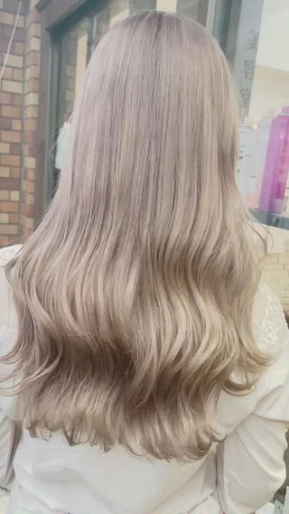 韓国アイドルみたいな
ミルクティーベージュ

透明感抜群ミルクティーベージュで
色落ちも可愛く！！！！

仕上げはゆる〜い韓国巻きで
前髪も韓国アイドルぽく！

屋外で見た時の画像です！

1番お安いクーポンご案内致します！

DMにて料金詳細お伝え致します⚐ﾞ

ご予約はホットペッパー又はお電話、DMより承っております！
お問い合わせのみでも可能ですので
是非1度ご連絡くださいませ

〒埼玉県さいたま市大宮区大門町2-86 田原ビル2F
☏�048-871-8337

#髪質改善#黒染め#ウルフカット#インナーカラー#エクステ#ヘアセット#ハイライト#ダブルカラー#イルミナカラー#縮毛矯正#カラー#ブリーチ#トリートメント#韓国#ヘッドスパ#学割U24#ケアブリーチ#バレイヤージュ#前髪#オージュア#カット#グラデーション#シールエクステ#髪質改善トリートメント#白髪#ブリーチ#大宮#埼玉#大宮ヘアセット#くびれ#大宮エクステ 