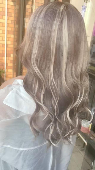 透明感抜群！！ミルクティーベージュ

ミルクティーカラーに染めて
シールエクステ60枚でロングに

表面と中側にハイライトもプラスして
結んでもオシャレに見えるスタイルです！！

屋外で見た時の動画です！

ファッションカラー ￥6600
リタッチカラー ￥5500
ブリーチカラー ￥13200
ブリーチリタッチカラー ￥12100
トナーカラー￥3000等

1番お安いクーポンご案内致します！

DMにて料金詳細お伝え致します⚐ﾞ

ご予約はホットペッパー又はお電話、DMより承っております！
お問い合わせのみでも可能ですので
是非1度ご連絡くださいませ

〒埼玉県さいたま市大宮区大門町2-86 田原ビル2F
☏048-871-8337

#ハイトーンカラー #デザインカラー #ケアブリーチ #カラー #トレンドカラー #トレンドヘア #グラデーションカラー #フェイスフレーミング #ハイライト #ハイライトカラー #バレイヤージュ #外国人風カラー #外国人風ヘアー #韓国ヘア #韓国風 #lovis #大宮美容室 #大宮 #kannastyle #美容学生 #美容師 #グレージュ #ミルクティーベージュ #ピンクカラー #ブルーブラック #ブルージュ #ネビージュ #ミルクティーカラー #ブリーチなし #シールエクステ 
