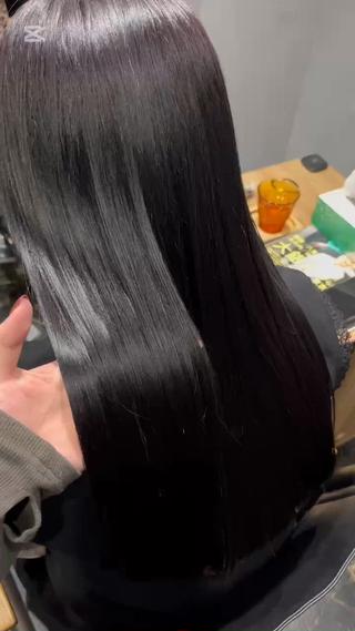 縮毛矯正でサラツヤストレート

痛ませない薬剤で真っ直ぐだけどツヤツヤに！

【こんな悩みはありませんか？】
自分に似合う髪色、スタイルが分からない
色落ちが早い
なりたいスタイルを上手く伝えられない
ハイトーンしたいけどダメージが気になる
美容室どこに行けばいいか分からない
など
 ︎︎
こんな悩みがある方はぜひ私にお任せ下さい 