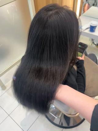 大人気のダークトーンのつやつやケアカラー
ぜひお任せください！ 