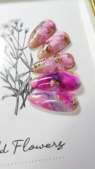 シンプルネイルにオプションでフラワーで指先から春を
9800円 