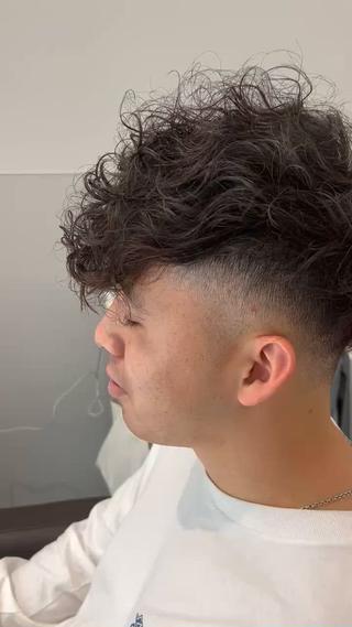 フェードスタイルにスペインパーマを当てます
朝のスタイリングも簡単に出来ますーお 