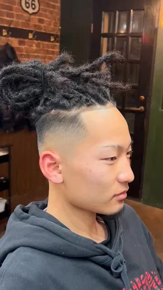 ドレッド16本
毛先にアクセサリーを付けることもできます
ビーズ¥100~
エクステ¥200~ 