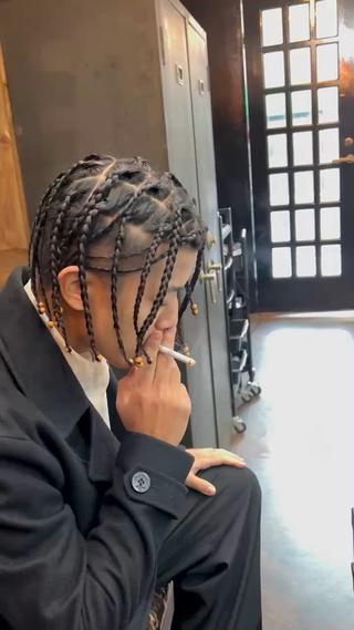 王道ブレイズ16本
毛先はウッドビーズで固定 