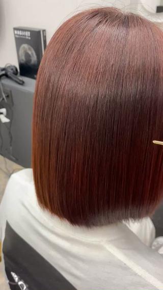 圧倒的な質感を誇る髪質改善カラーは
アイロンやコテのかかせない
若い世代の女性から圧倒的な人気を誇ります！ 