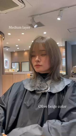 毛先の軽さを活かしたレイヤーカットと大人気のオリーブベージュの相性抜群のスタイルです‪☆ 