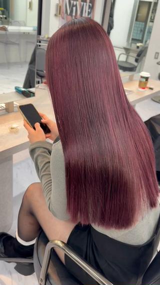 wine red

[ワインレッド/ボルドーカラー/ダブルカラー/インナーカラー/イヤリングカラー/イルミナカラー/くすみカラー/ハイトーンカラー/デザインカラー/ルーツカラー/ケアブリーチ/ブリーチ/カット/前髪/髪質改善トリートメント/ブリーチカラー/髪質改善/レイヤーカット/学割U24/グレージュ/ミルクティーベージュ］ 