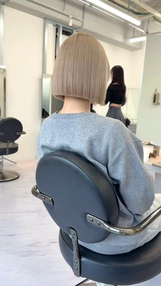 ショート カラー TATSUブリーチ/ ミルクティーベージュのヘアスタイル