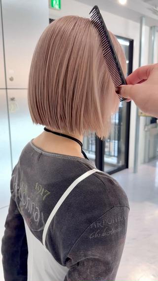 ショート カラー TATSUブリーチ/ ミルクティーベージュのヘアスタイル